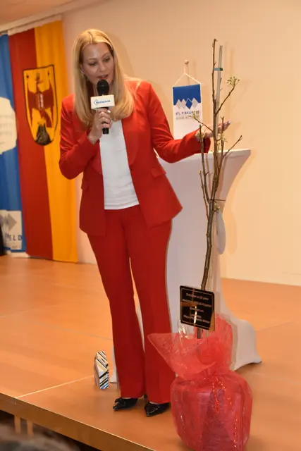 Jubiläumsgeschenk: Landesrätin Daniela Winkler brachte ein Birnenbäumchen. | Foto: MeinBezirk/Michael Strini