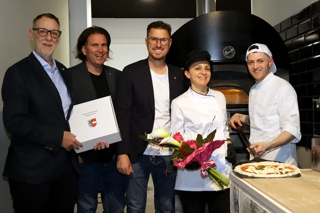 Hießen die Gastronomen herzlich in Telfs willkommen: (v.l.) Bgm.-Stv. Klaus Schuchter, GV Alexander Schatz, Bgm. Christian Härting, Donatella Donatelli und Antonio Pantaleone. | Foto: MG Telfs/Pichler