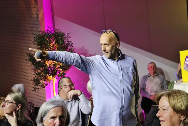 Stefan Ullrich moderierte humorvoll die Veranstaltung.  Der Kulturmanager, Musikschullehrer, Entertainer, Musiker und Leiter der Jugendkapelle Werndorf stellte das Kulturprogramm Werndorf mit einer Bandbreite von Musik, Literatur und Kabarett zusammen.  | Foto: Edith Ertl