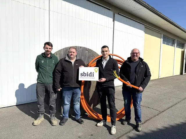 Bgm. Raphael Scheucher (2.v.r.) mit den Verantwortlichen für den Glasfaserausbau. | Foto: Marktgemeinde Halbenrain