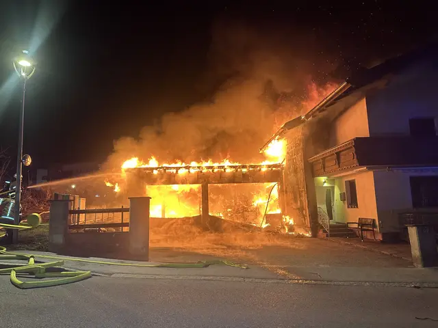 Eine Garage und ein Wohnhaus in Unterlangkampen standen in Flammen.  | Foto: ZOOM.Tirol