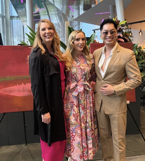 Nina Maria Safi (l.) lud zur Vernissage und zahlreiche Gäste ließen sich den Event nicht entgehen. Im Bild mit Marina Hubmann und C-Tru. | Foto: privat