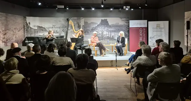 Brina Unuk (Querflöte), Elina Hribar (Harfe), Maria Rauch-Kallat und Dorli Muhr auf der Bühne | Foto: Haydnregion Niederösterreich
