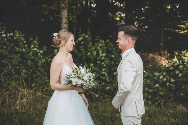Der "First Look" kam aus den USA zu uns. Ein privater Moment – nur begleitet von Fotografin oder Fotograf – bei dem sich das Brautpaar am Hochzeitstag zum ersten Mal sieht.  | Foto: Kothbauer