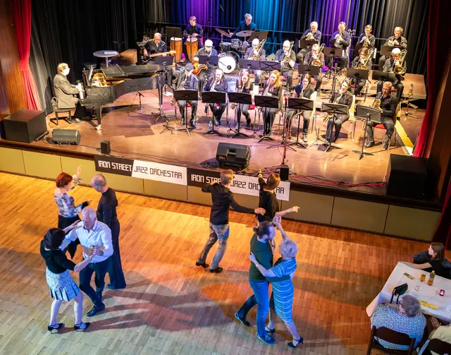 Erstmals wurde bei einem Konzert der Big Band eine Tanzfläche eingerichtet. | Foto: Iron Street Jazz Orchestra