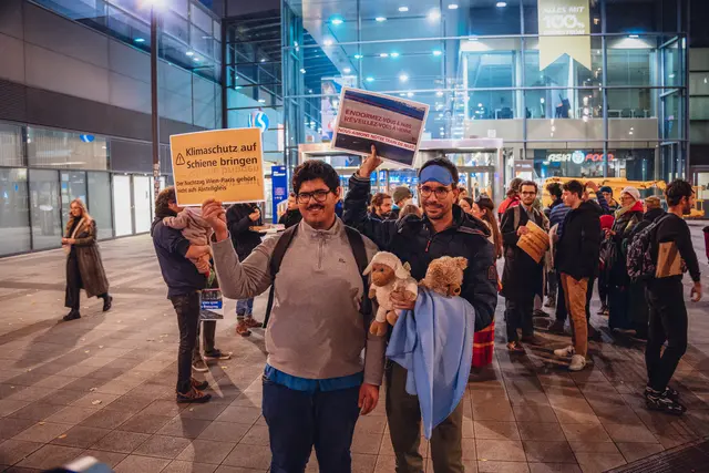 Dutzende Aktivisten aus der heimischen und französischen Hauptstadt organisierten im Rahmen der Initiative „Oui au train de nuit“ (z. Dt. „Ja zum Nachtzug“ zwei besondere Demos vor dem und am Wiener Hauptbahnhof. | Foto: Oui au train de nuit