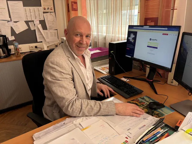 Direktor Tiefenbacher freut sich über den Bonus. | Foto: Tanja Handlfinger