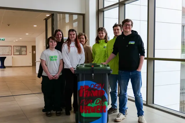 Schülerinnen und Schüler des IBC Hetzendorf beim Sammeln von Pfandflaschen zugunsten von Global 2000. | Foto: GLOBAL 2000/Leo Daublebsky