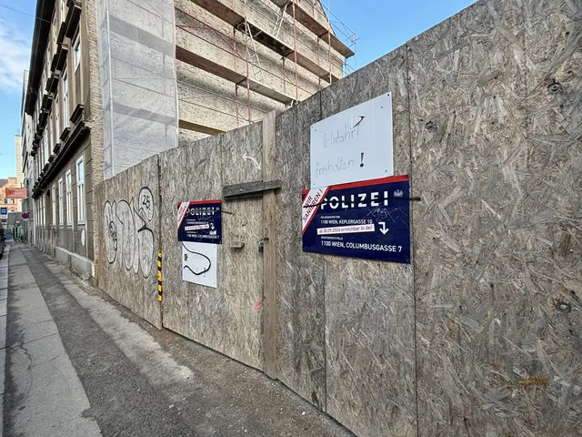 Auf der Absperrung wird etwaigen Personen klargemacht, die Polizei ist ausgezogen. | Foto: Nathanael Peterlini/MeinBezirk