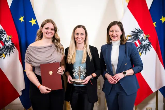 Fanny Puchtler (li) und Viktoria Heher vom ClickIn übernahmen von BM Claudia Bauer den Jugendpreis im Bundeskanzleramt. | Foto: privat