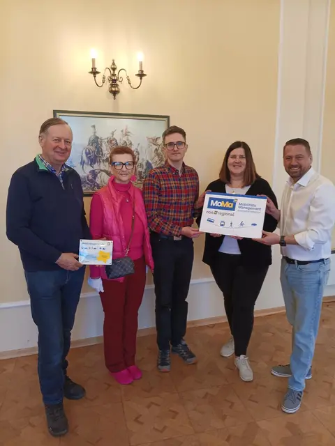 Dürnkrut ist neue MoMa-Gemeinde: Gemeinderat und Ortsvorsteher Franz Fleckl, Vizebürgermeisterin Marina Martinz, Mobilitätsmanager Raimund Amesberger, Amtsleiterin Michaela Krschka und Bürgermeister Stefan Istvanek (v.l.nr. ). | Foto: Marktgemeinde Dürnkrut