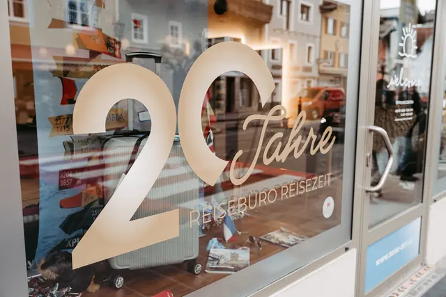 Alles steht im Zeichen des 20-Jahr-Jubiläums. Das Reisebüro ReiseZeit in Golling wurde 2006 von Gerald Eckhardt eröffnet.  | Foto: SPW_Fotografie