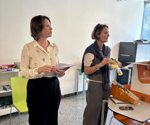 Eva Mölk und Sabine Puchinger verteilen Urkunden und Belohnungen an die Teilnehmenden des Handy-Experiments. | Foto: MeinBezirk/Birgit Bachhofner