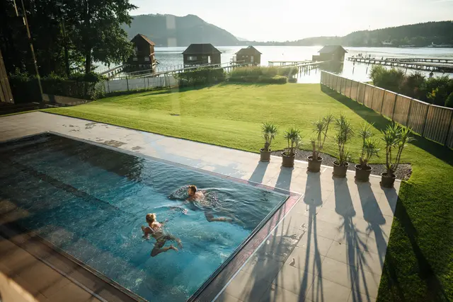 Ein beheizter Außenpool mit Blick auf den Klopeiner See. | Foto: KSL Tourismus Marketing GmbH | Martin Hofmann