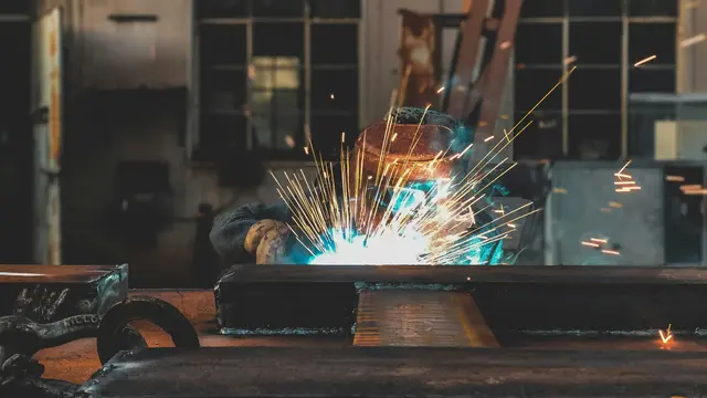 Landesrat Schneemann: „Wir sichern Arbeitsplätze und schaffen Perspektiven.“ | Foto: Ethan Air / Unsplash