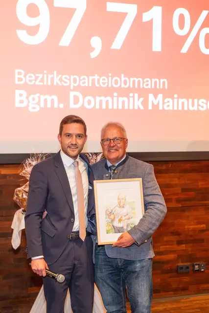 Dominik Mainusch mit 97,71% zum neuen Bezirksparteiobmann gewählt