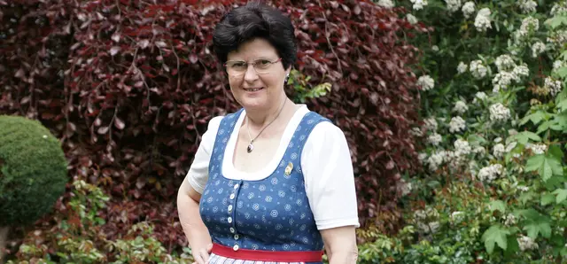 Erni Schmiedeitner aus Diersbach ist Ehresbezirksobfrau der Goldhauben im Bezirk Schärding und informierte sich in ihrer Diersbacher Goldhaubengruppe über nicht mehr gebräuchliche Hochzeitstraditionen. | Foto: fotogexx