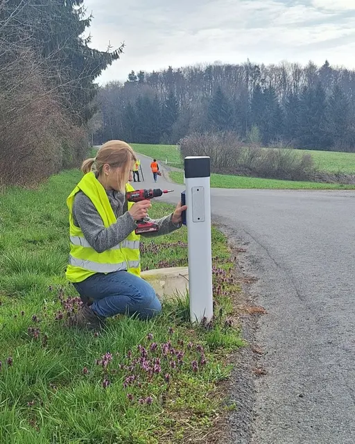Gemeinsam gegen Wildunfälle: Neue Reflektoren für mehr Sicherheit in Retznei. | Foto: Schantl