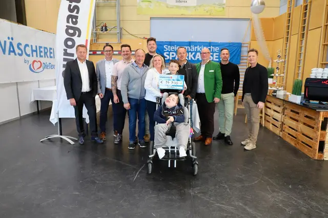 Spendenübergabe bei er Eurogast Interex Gastromesse. 14.700 Euro  wurden für Jonas Dornhofer aus Pöllauberg bei der "Weil's wurscht is Party" beim Hartberer Oktoberfest 2025 gesammelt. | Foto: Pfeifer