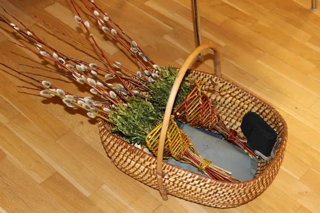 Ein kunstvoll gebundener Palmbuschen mit geflochtener Einfassung aus Zweigen. Solche Formen entstehen beim traditionellen Palmbuschenbinden zum Palmsonntag und sind Teil des regionalen Brauchtums rund um Ostern in der Steiermark. | Foto: Volkskultur Steiermark