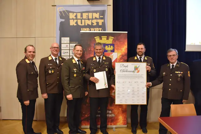 Abschnittskommandant-Stellvertreter Harald Lee, Bezirkskommandant-Stellvertreter Johannes Ofner, Abschnittskommandant Gerald Keiblinger, Leiter des Verwaltungdienstes Richard Marschik und Stellvertreter des Leiters des Verwaltungsdienstes Anton Popper (v. l.) überreichten Johann Kellner (3. v. r.) eine Urkunde als Dank und Anerkennung, die von allen Sachbearbeitern, Kommandanten und Bürgermeistern des Abschnitts unterschrieben wurde.  | Foto: AFKDO Atzenbrugg/Rödl