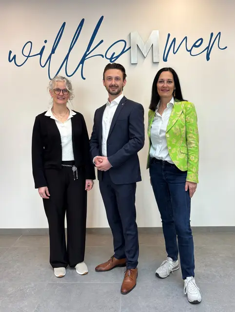 Die Leiterin des Finanz- und Rechnungswesens Natascha Blaimschein, der neu bestellte Amtsleiter Maximilian Einzinger, und Bürgermeisterin Petra Baumgartner. | Foto: Marktgemeinde Neuhofen