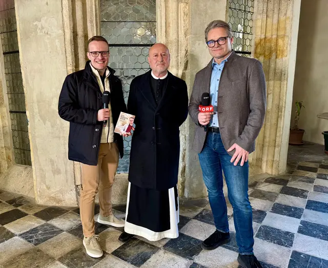 Vor laufender Kamera zurück an den Kraftort