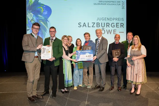 Die Projektbeteiligten des Bergbau- und Gotikmuseum Leogang gemeinsam mit Landesrat Maximilian Aigner und Volksbank-Vorstandsvorsitzenden Michael Bieling. | Foto: Christian Haggenmüller Fotografie