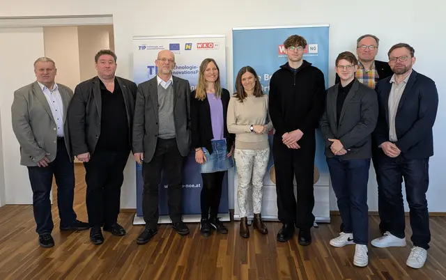 v.l.: TIP-Referent Gerhard Gschwandtner, Markus Gerauer, Robert Gomsi, Anna Greger, Heidelinde Biribauer, Jonas Toifl, Florian Winkelhofer, WIFI-Leiter Weinviertel Erich Stratjel, Bezirksstellenleiter Julius Gelles. | Foto: Foto: Gerhard Lessky