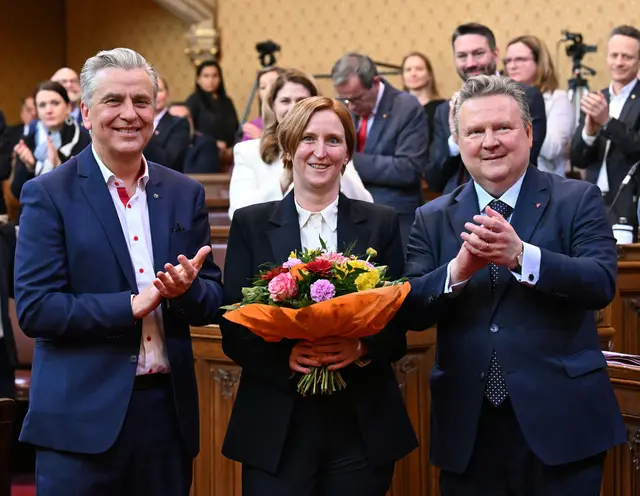 Die neue Stadträtin Hanel-Torsch mit Klubobmann Josef Taucher (l.) und Bürgermeister Michael Ludwig (alle SPÖ) am Mittwoch. | Foto: APA-Images / APA / HELMUT FOHRINGER