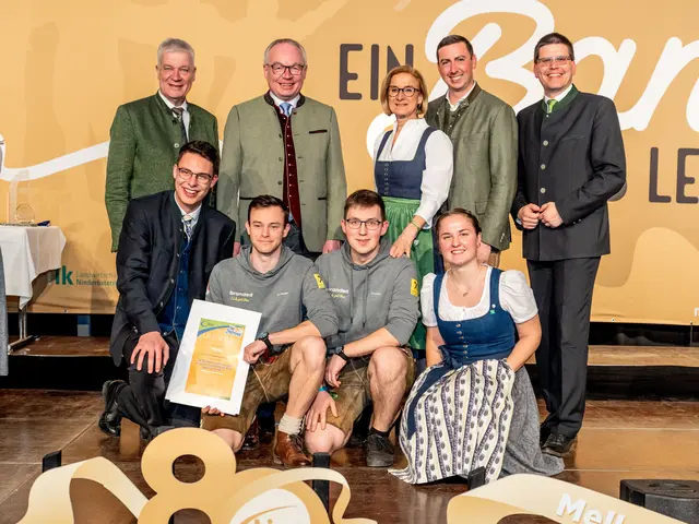 Foto Waldegg v.l.n.r.  1. Reihe: Matthias Luger, Andreas Zehetner, Manuel Haiden, Sabine Pfeisinger; 2. Reihe: Toni Kasser, Stephan Pernkopf, Johanna Mikl-Leitner, Alexander Bernhuber, Lorenz Mayr | Foto: NIEDERÖSTERREICHISCHE LANDES-LANDWIRTSCHAFTSKAMMER