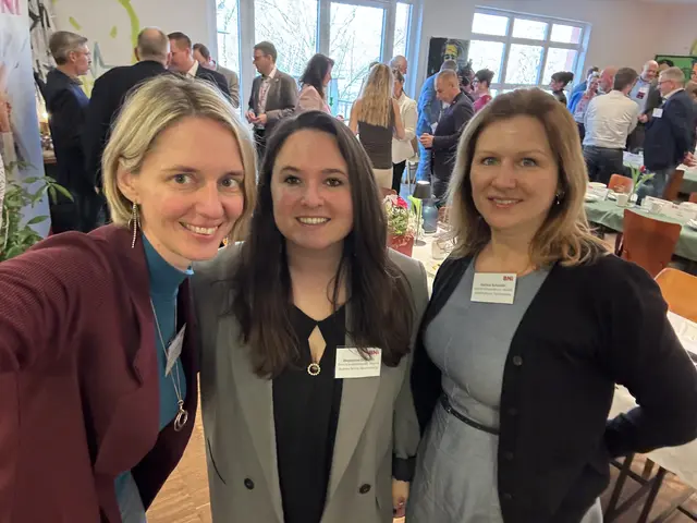 Mitten drin im Geschehen: MeinBezirk St. Pölten Redaktionsleitung Tanja Handlfinger, MeinBezirk Verkaufsberaterinnen Magdalena Deskovic und Martina Schweller. | Foto: Tanja Handlfinger