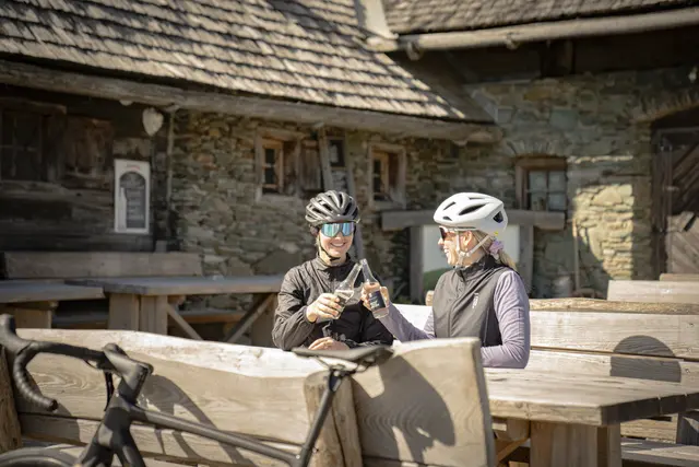 Auch so könnte der nächste Steiermark-Urlaub aussehen: Zwei Rennradfahrerinnen bei der Latschenhütte auf der Teichalm. | Foto:  STG | Jaden Gynes