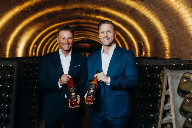 Peter Treml mit Schlumberger-CEO Florian Czink (rechts). Die Traditionsmarke übernimmt den Treml Punsch.  | Foto: Schlumberger/Mila Eder
