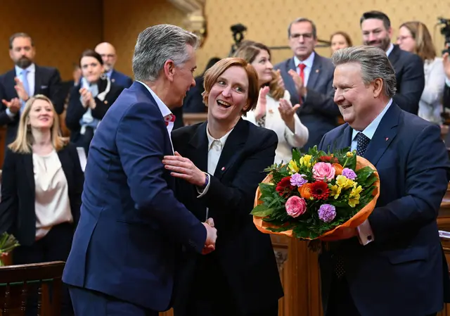 Elke Hanel-Torsch (SPÖ) ist die neue Stadträtin in Bürgermeister Michael Ludwigs (r., SPÖ) Regierung. | Foto: APA-Images / APA / HELMUT FOHRINGER