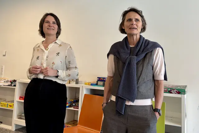 Eva Mölk und Sabine Puchinger fragen, wie es den Kindern und Jugendlichen beim Experiment so ergangen ist.  | Foto: MeinBezirk/Birgit Bachhofner