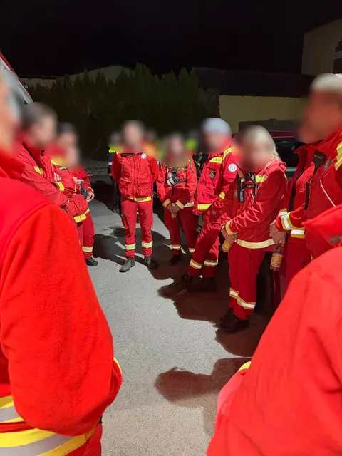 Bei der darauffolgenden Nachschau sei die 73-Jährige im ersten Stock des Hauses schlafend und unverletzt in einem Bett vorgefunden worden. | Foto: Österreichische Rettungshundebrigade Landesgruppe Kärnten