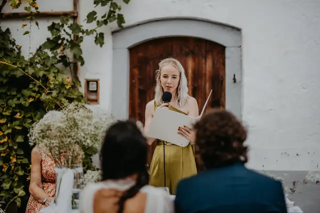 Stefanie Gahbauer aus St. Roman: Unter dem Namen "Glücksgefühl" begleitet sie Eheleute in spe als Weddingplannerin und Traurednerin.  | Foto: Glücksgefühl