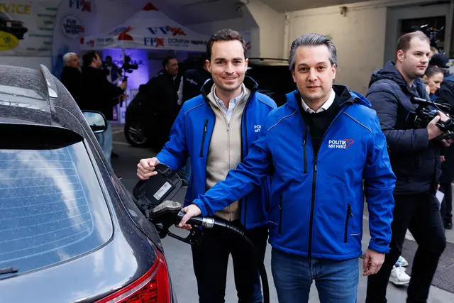 Klubobmann Maximilian Krauss (l.) und Landesparteiobmann Dominik Nepp (beide FPÖ) waren bei der Aktion "Tanken zu FPÖ-Preisen" vor Ort.  | Foto: APA-Images / APA / FLORIAN WIESER