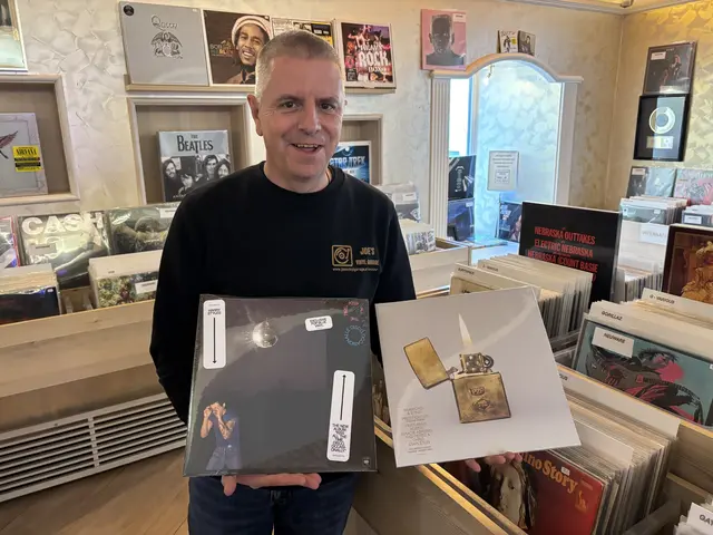 Jochen "Joe" Jakopitsch hat auch Neuerscheinungen von Harry Styles und Mumford &amp; Sons auf Lager. | Foto: MeinBezirk.at/Peter Kleinrath