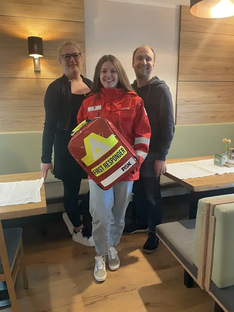 Den First Responder-Rucksack am Foto spendete Katharina Rohrmanstorfer (l.) aus Reichenau. 
Weiters: First Responder Katharina Ahorner (Bildmitte) und Bezirksrettungskommandant Peter Haslinger. | Foto: Silke Pachinger