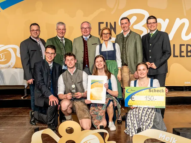 Kirchschlag v.l.n.r. 1. Reihe: Matthias Luger, Armin Haubenwallner, Tanja Beisteiner, Sabine Pfeisinger; 2. Reihe: Johann Efferl, Toni Kasser, Stephan Pernkopf, Johanna Mikl-Leitner, Alexander Bernhuber, Lorenz Mayr
 | Foto: NIEDERÖSTERREICHISCHE LANDES-LANDWIRTSCHAFTSKAMMER