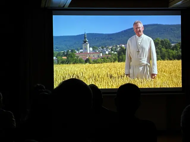 Abt Lukas steht im Film in einem Roggenfeld.  | Foto: Karin Bayr