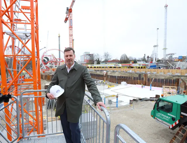Matthias Prichzi betont, dass der neue Kulturtempel ein Theater für alle werden soll.  | Foto: Fotofally