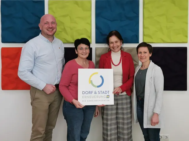 Regionsleiter Stephan Schachinger (Dorf- &amp; Stadterneuerung), Vizebürgermeisterin Christa Dorner, zukünftige Amtsleiterin Veronika Reichhuber sowie Regionalberaterin Sarah Kühr (Dorf- &amp; Stadterneuerung) | Foto: Gemeinde Aschbach-Markt