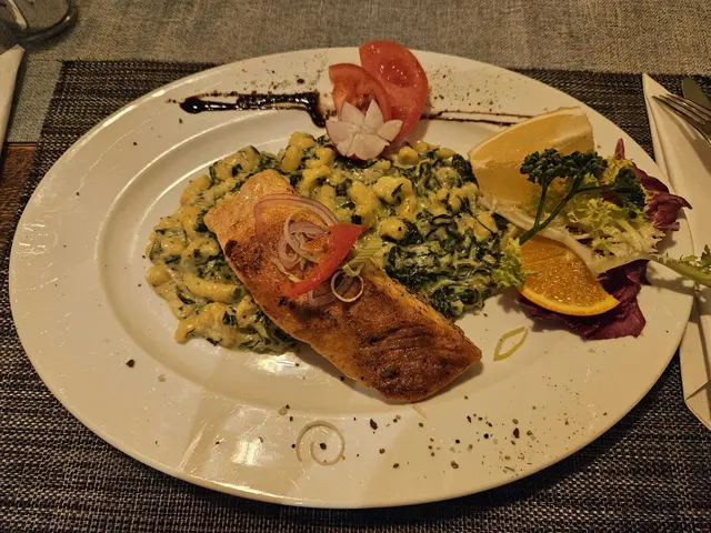 Lachssteak auf Spinat-Rahmspätzle – cremig und frisch zugleich. | Foto: Genussspecht