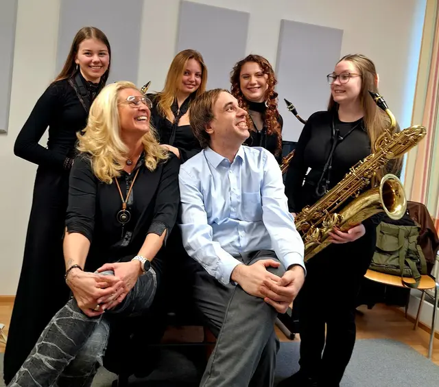 Lena Held mit den "Saxarinas" und ihren Musiklehrern Barbara Sackl-Zwetti und Markus Adam | Foto: Barbara Sackl- Zwetti