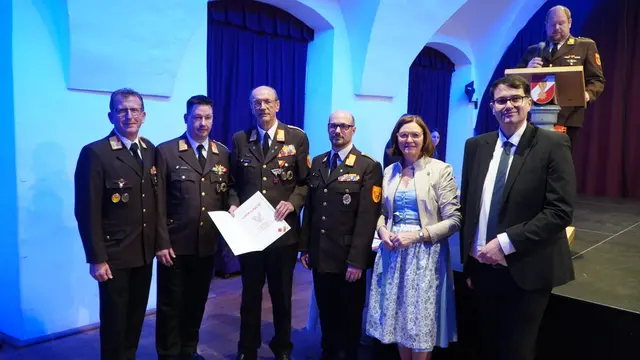 Die Verdienstmedaille 1. Klasse in Gold des NÖLFV für EBR Franz Gruber (FF Unter-Oberndorf) | Foto: AFKDO Neulengbach