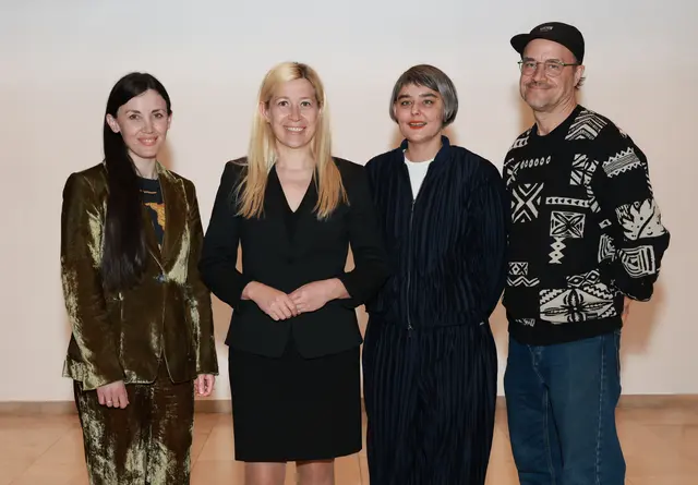 Kulturstadträtin Doris Lang-Mayerhofer (2. vo. li) gratuliert Oona Valarie Serbest, (Geschäftsführerin der Vernetzungsstelle für Künstler*innen und kulturschaffende Frauen Fiftitu%) zu ihrer neuen Funktion als Vorsitzenden des Stadtkulturbeirats (3. vo. li.). Gemeinsam mit ihren Stellvertreter*innen Phillip Kroll (re.), Musiker und Kulturaktivist, sowie Julia Ransmayr (li.), Kuratorin, Autorin und Regisseurin, bildet sie das Dreierteam an der Spitze des Gremiums.  | Foto: Stadt Linz
