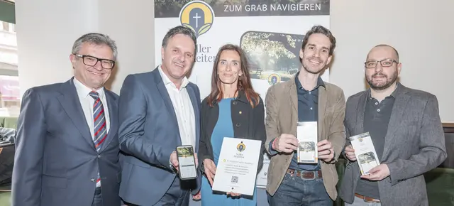 Die App "Stiller Begleiter" hilft dabei, die Erinnerung an Verstorbene zu bewahren. Am Foto: Roland Pataki (Geschäftsführer "Stiller Begleiter"), Helmut Martinelli (Vertriebsleiter "Stiller Begleiter"), Marika Kaufmann (Leiterin Fachbereich Friedhofsverwaltung, Diözese Graz-Seckau und Geschäftsführerin "Stiller Begleiter"), Anton Tauschmann (Leiter Bereich Seelsorge und Projektleiter für pastorale Inhalte) und Georg Pichler (Entwicklungsleiter "Stiller Begleiter") (v l.) | Foto: M.Krobath-Austriannews